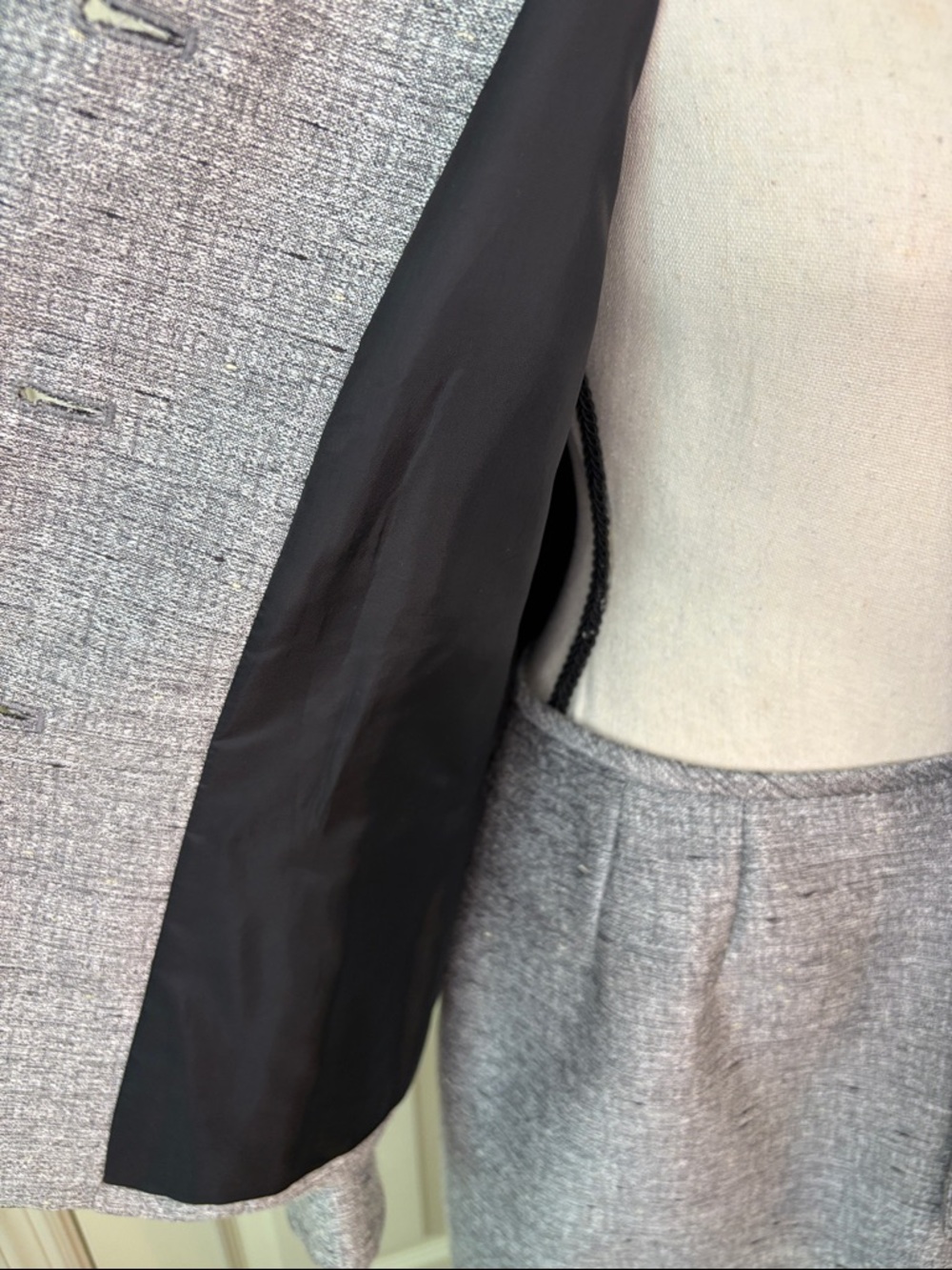Le Suit Petite Shimmery Gray 3 Button Jacket and Skirt Suit Set Size 6P Like New - Picture 10 of 14